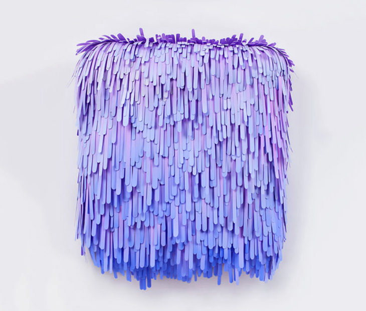 Cascatas de papel que crescem da parede