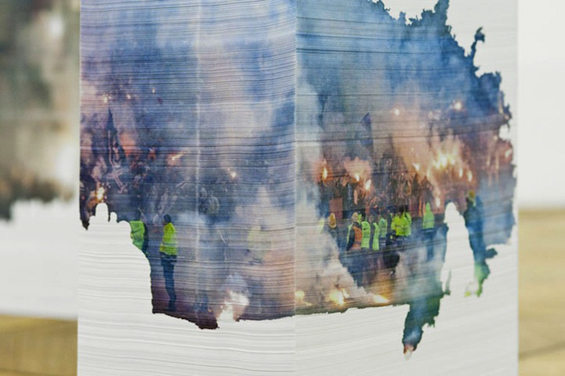 Aleksandra Domanovic apresenta imagens sobre monólitos de papel