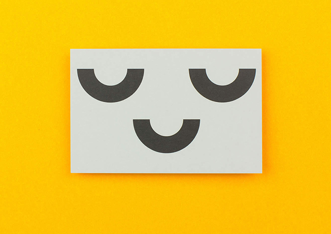 Um estúdio de design cria um cartão de visita colecionável