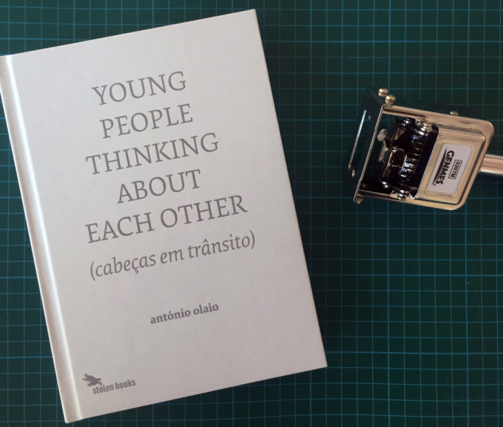 A simplicidade no traço enquanto as cabeças estão em trânsito.