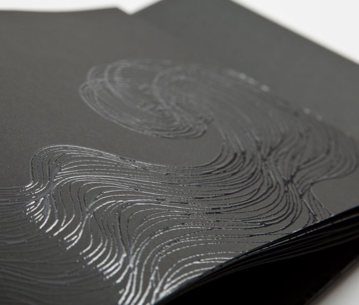 This way up ↑↑: A direção da fibra do papel.