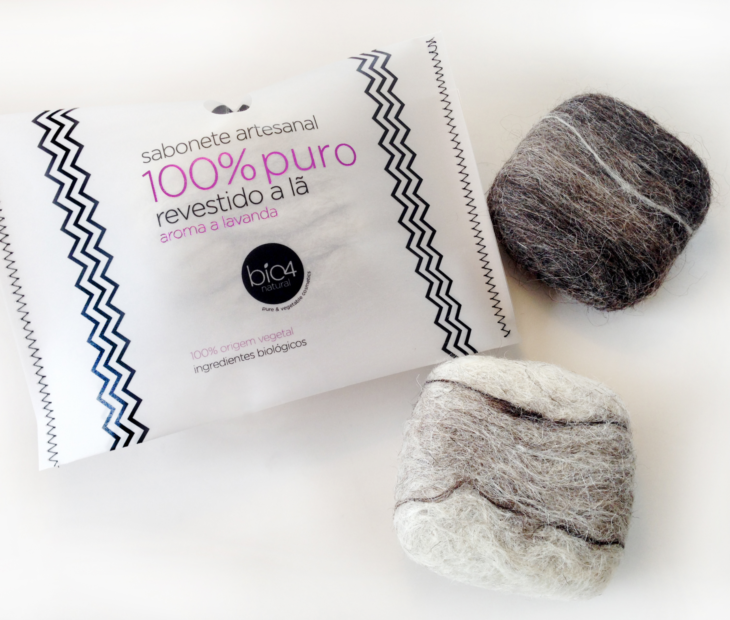 Revestido de Lã, com cheiro a Lavanda, enrolado em Pergamenata.