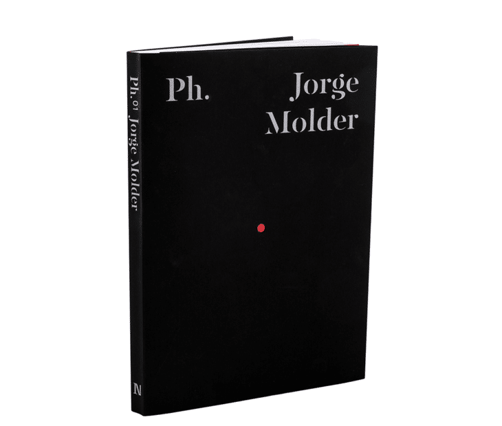 A capa negra que abraça a Fotografia Contemporânea Portuguesa.