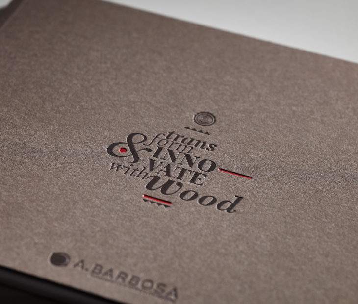 A perfeita simbiose entre papel e madeira.