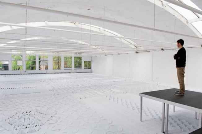 Uma carpete feita com 20.000 folhas de papel de qualidade