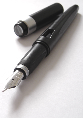 Pergunta para o especialista: «Como se comportam as canetas de aparo sobre o papel Fedrigoni?»