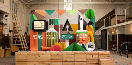 Um cartão de crédito gigante em pop-up