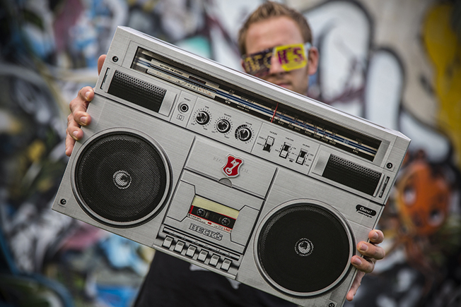 O que se esconde dentro deste rádio?