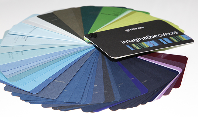 Pergunta para o especialista: «Que papel me recomendaria para elaborar caixas e sacos para oferta, em diferentes cores texturizadas?»