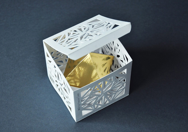 Jogo de geometria e papel para obter um verdadeiro cubo