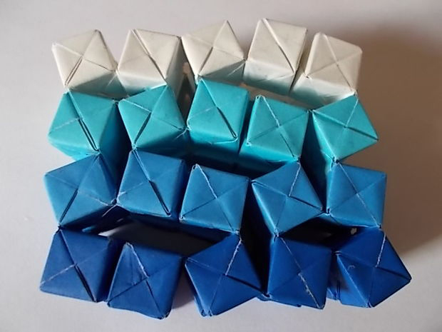 Ensinamos a criar uma escultura interativa de origami em 45 passos