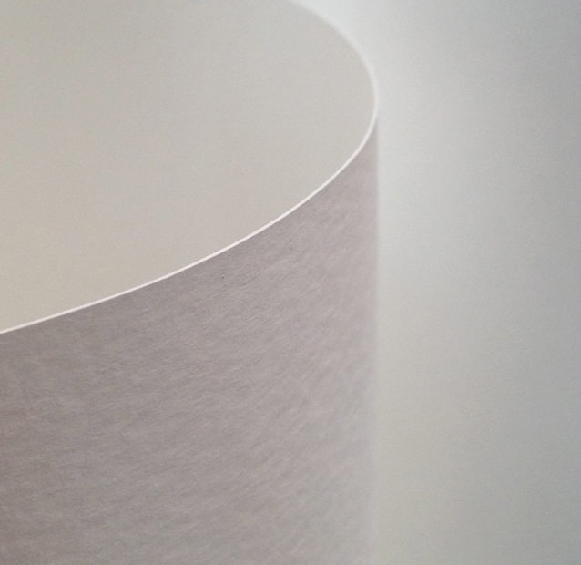 Pergunta para o especialista: «Estou à procura de um tipo de papel artesanal com textura para fazer impressões numa impressora. A maioria das ilustrações é feita com aguarela e tinta.»