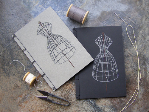 Cadernos bordados com muita originalidade