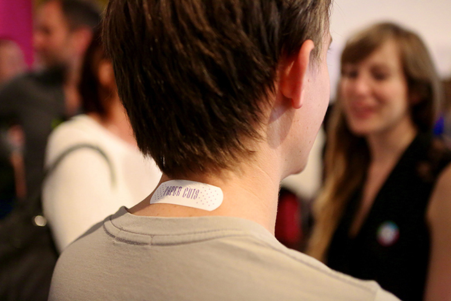 Gostava de experimentar a sensação de ser vítima de uma guilhotina… de papel?