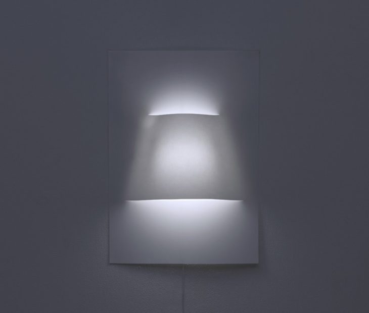 Como esconder uma lâmpada num cartaz de papel?